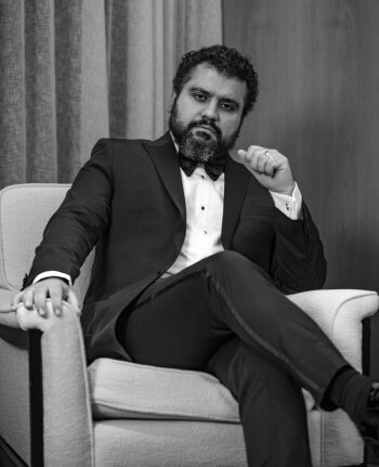 Rafael Prado sentado